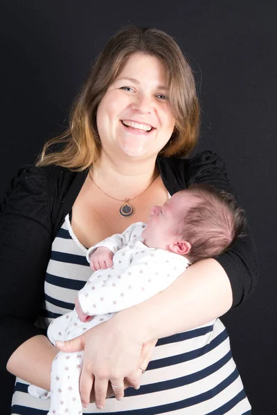 Anya a fegyver-és boldog mosollyal újszülött — Stock Fotó