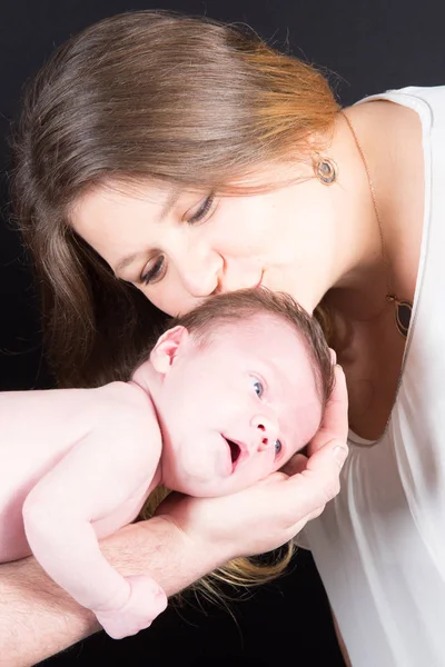 Pai com bebê recém-nascido nos braços — Fotografia de Stock