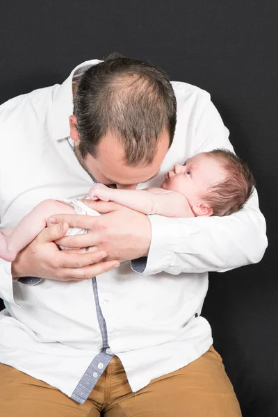 Vater mit Neugeborenem im Arm und Kusskörper — Stockfoto