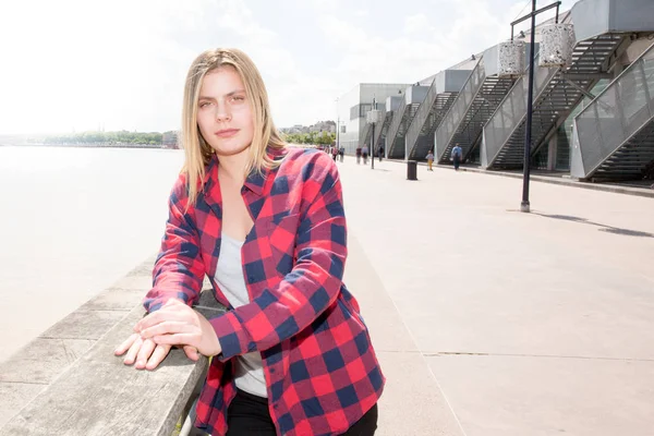 Adolescent blonde fille dans la rue près de la rivière — Photo