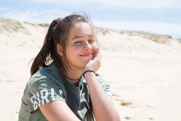 Feliz sonrisa adolescente chica al aire libre en verano día — Foto de Stock