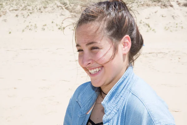 Lächeln Teenager Mädchen am Strand Sommer glücklich — Stockfoto