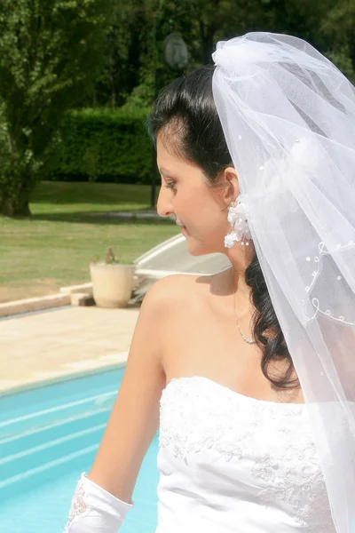 Vestido blanco para novia bonita cerca de la piscina familiar — Foto de Stock