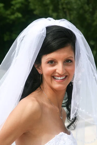 Souriant jeune mariée en forme gaie le jour du mariage — Photo