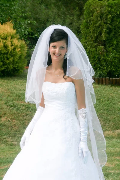 Bruid in huis tuin voordat de ceremonie van het huwelijk — Stockfoto