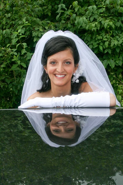 Reflejo del rostro de la hermosa novia — Foto de Stock
