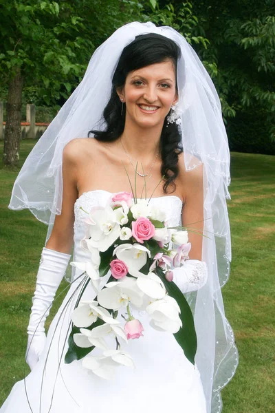 Lächelnd fröhlich brünette Braut fit und Schönheit — Stockfoto
