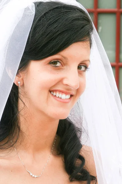 Lachende bruid voor huwelijksceremonie — Stockfoto