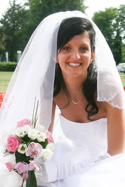 Novia alegre sonriendo en la boda — Foto de Stock