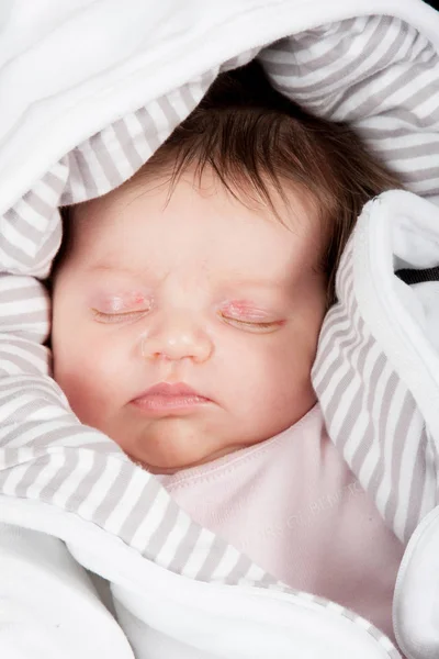 Adorável bonito bebê recém-nascido dormir — Fotografia de Stock