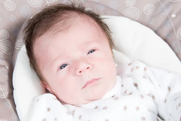 Neugeborenes Baby mit offenen Augen — Stockfoto