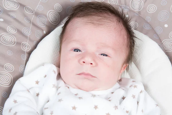 Bebê recém-nascido deitado olhos abertos — Fotografia de Stock