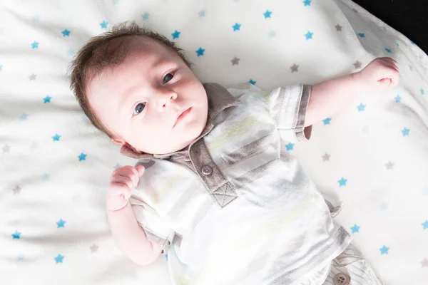 Yeni doğan bebek açık gözler yalan — Stok fotoğraf