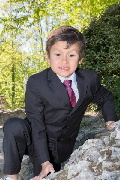 Fröhlicher kleiner Junge im Park mit Festkostüm — Stockfoto