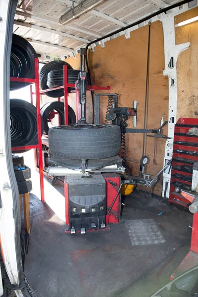 Berendezések és a gép-hoz cserél egy teherautó autó gumiabroncs — Stock Fotó
