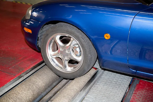 Shock absorber and brake test rolls in a garage test center — Stock Photo, Image