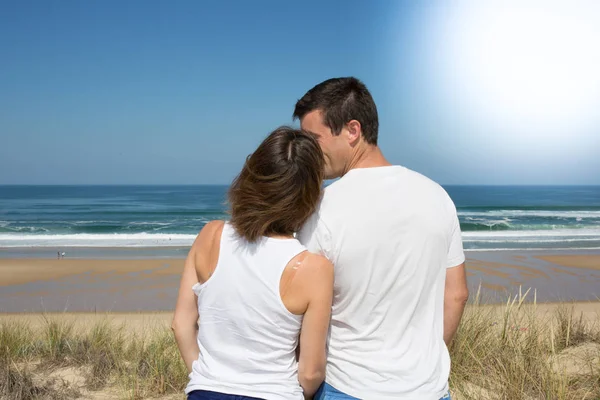 夏のビーチの休日での愛情のあるカップルのキス — ストック写真