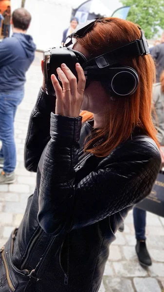 girl in exhibition with virtual glasses in city center