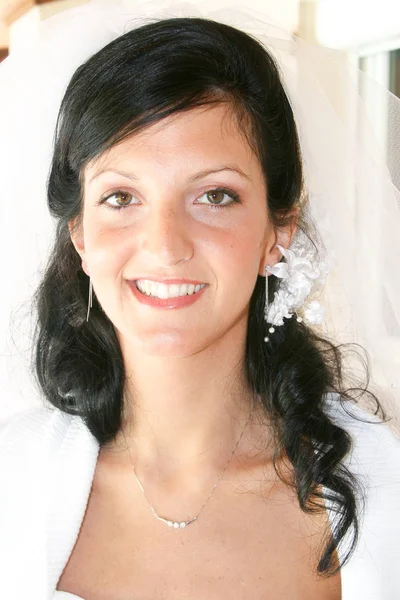 Glimlachend mooie bruid binnenshuis voor bruiloft — Stockfoto
