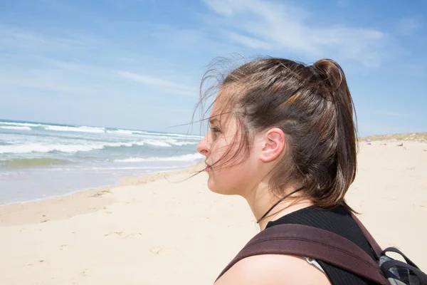 Profil lány aranyos strand nyári depressziós — Stock Fotó