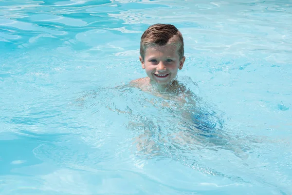 Niño en la piscina familiar en verano —  Fotos de Stock