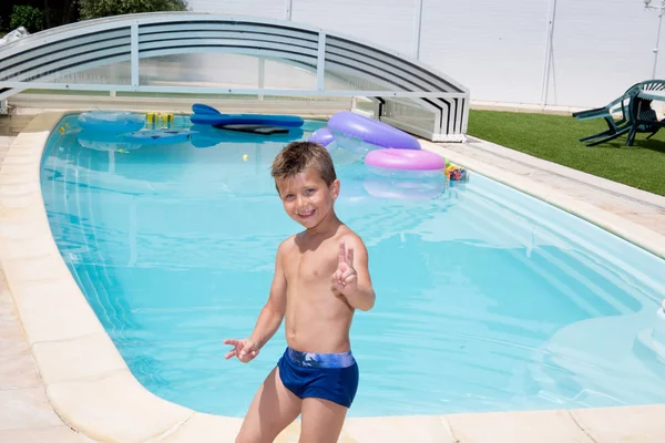 Niño jugando piscina familiar en el jardín de la casa —  Fotos de Stock