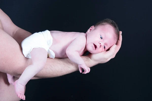 Nos braços do pai bebê recém-nascido — Fotografia de Stock