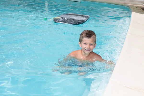 Casa piscina familiar con niño en vacaciones de verano —  Fotos de Stock