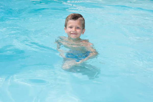 Happy cheerful little kid boys in vacation pool summer — Stock Photo, Image