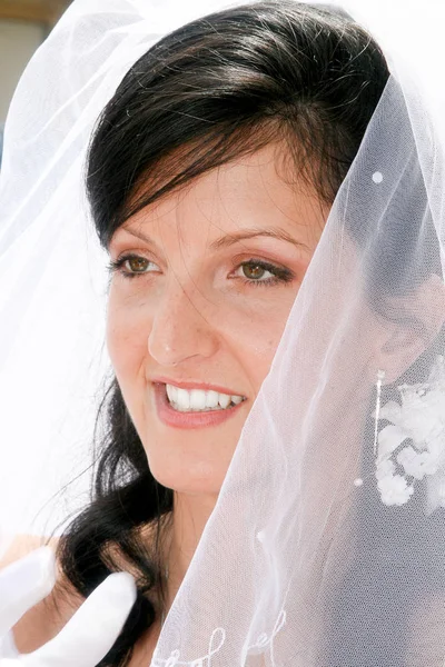 Счастливая веселая брюнетка невеста в браке — стоковое фото