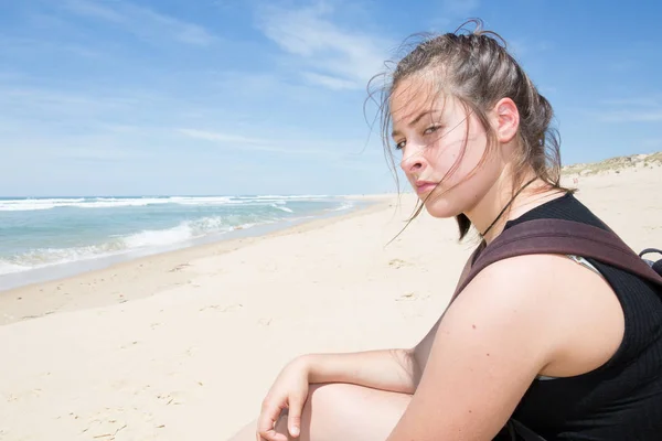 Chica deprimida en playa de arena océano —  Fotos de Stock