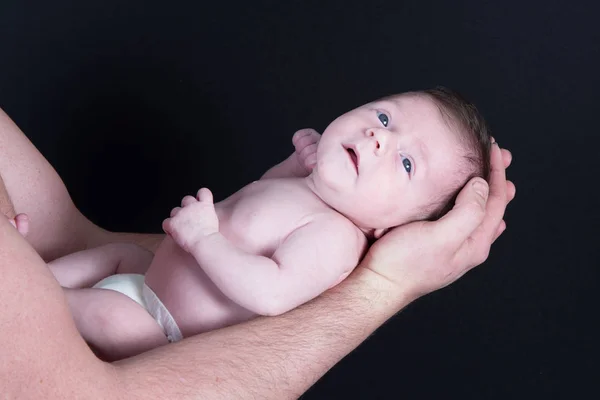 Roztomilé dítě v náručí otce — Stock fotografie