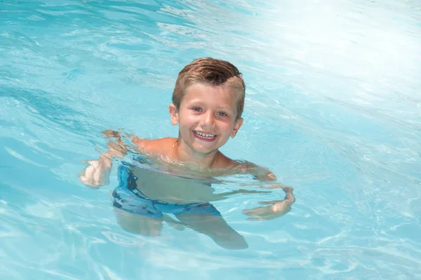 Niño en la piscina sonriendo —  Fotos de Stock