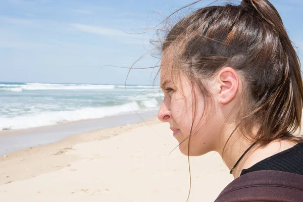 Vidám profil lány szomorú a strandon egyedül — Stock Fotó