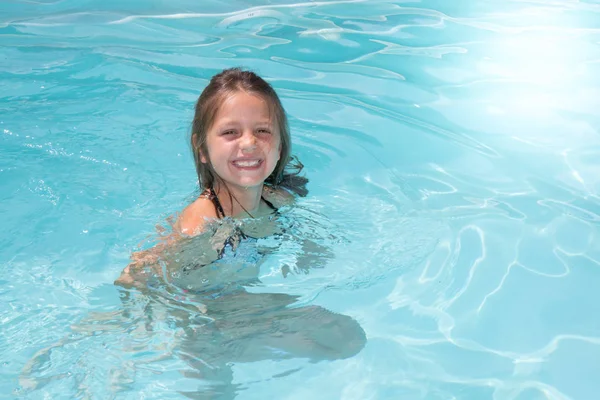 Niña alegre en la piscina del complejo en las vacaciones de verano —  Fotos de Stock