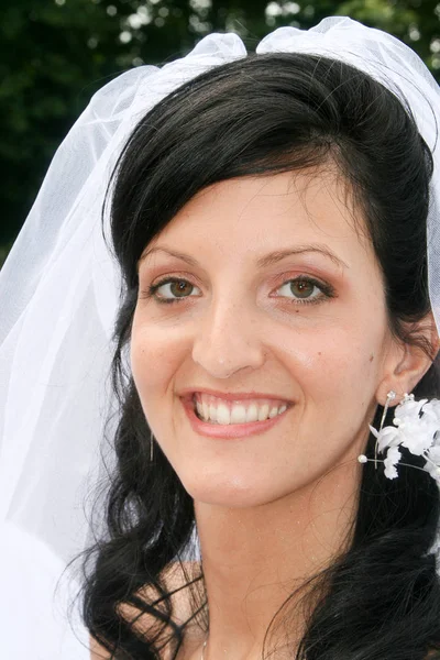 Fröhlich glücklich lächelnde Frau am Hochzeitstag — Stockfoto