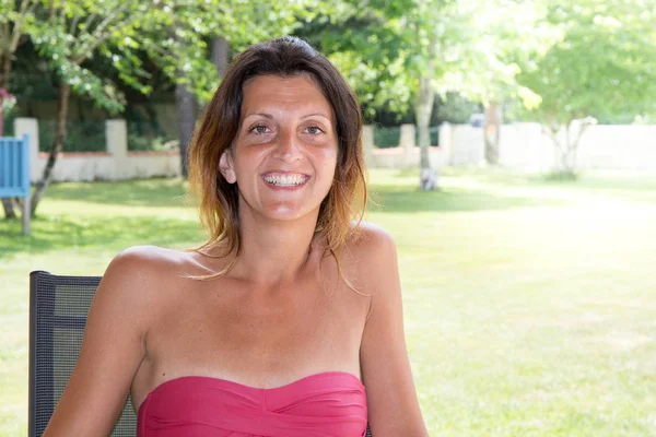 Alegre chica sonriendo feliz en casa al aire libre en verano —  Fotos de Stock