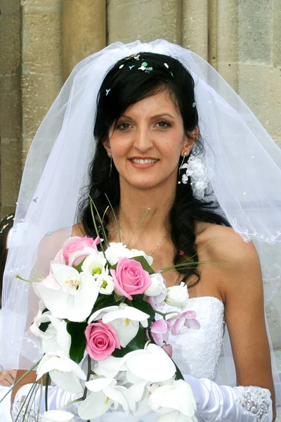 Красивая невеста со свадебными цветами летом — стоковое фото