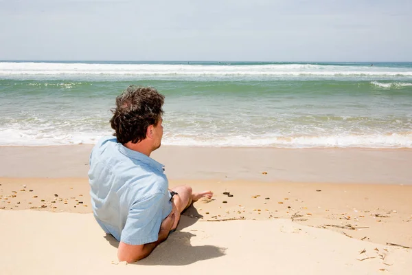 Homme couché sur le sable sur la plage en été seul — Photo