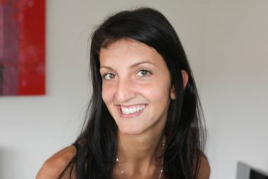 gülümseyen neşeli esmer kız evi mutluluk