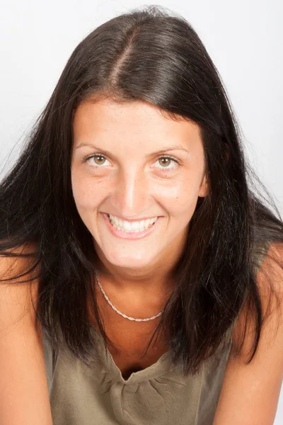 Retrato sonriente mujer bonita con pelos largos —  Fotos de Stock