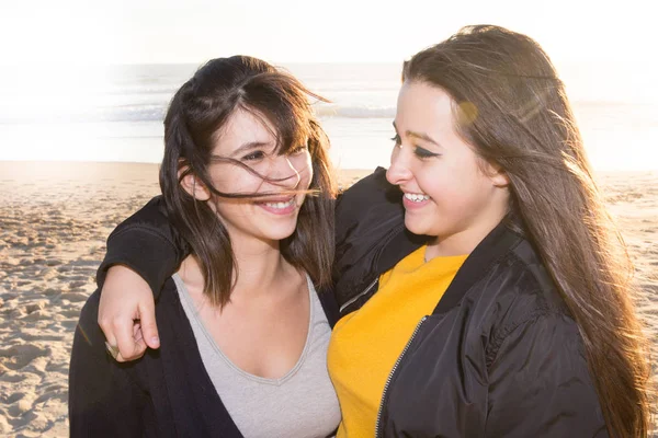 Due Ragazze Lesbiche Riposano Sulla Spiaggia Autunnale — Foto Stock