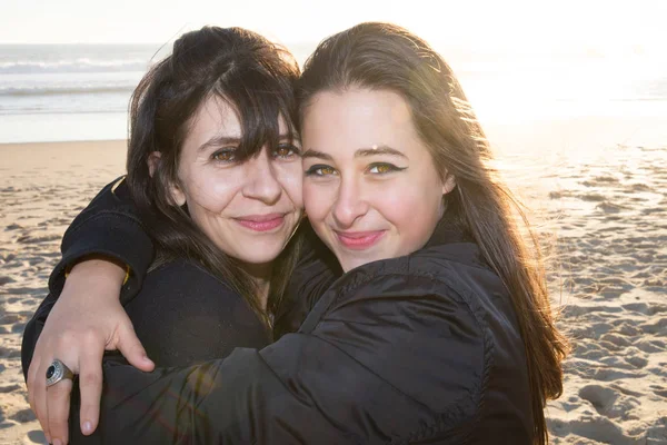 Zwei Frauen Posieren Sonnigen Strand Und Genießen Den Sonnenuntergang — Stockfoto