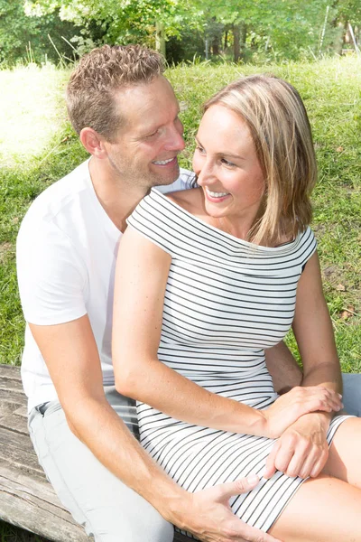 Bild Von Glücklichen Paaren Mann Und Frau Sommer — Stockfoto