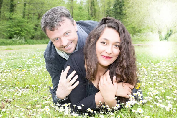 Heureux Jeune Couple Plein Air Couché Sur Herbe — Photo