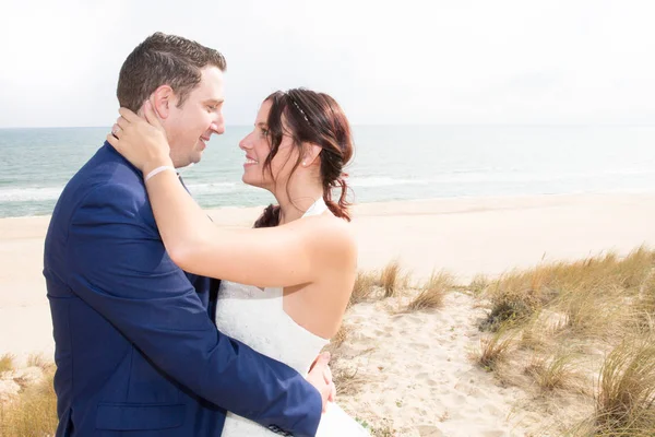 亲吻和拥抱情侣婚礼在海滩上 — 图库照片