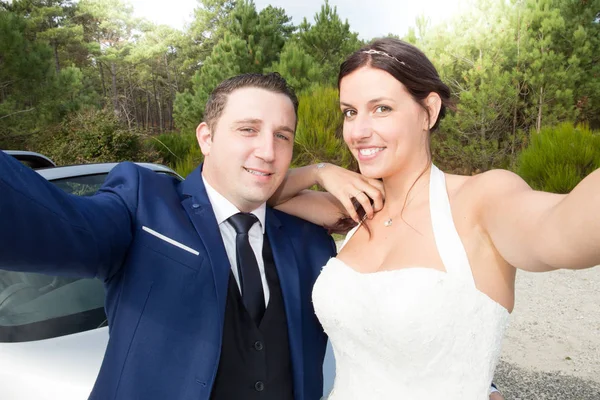 Noiva Alegre Noivo Fazer Selfie Dia Casamento Casamento — Fotografia de Stock