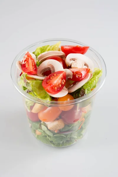 Salada em recipiente de plástico Saladas Takeaway em fundo branco — Fotografia de Stock