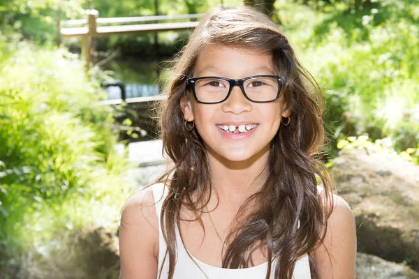 Menina Sorridente Bonita Retrato Livre Com Óculos — Fotografia de Stock