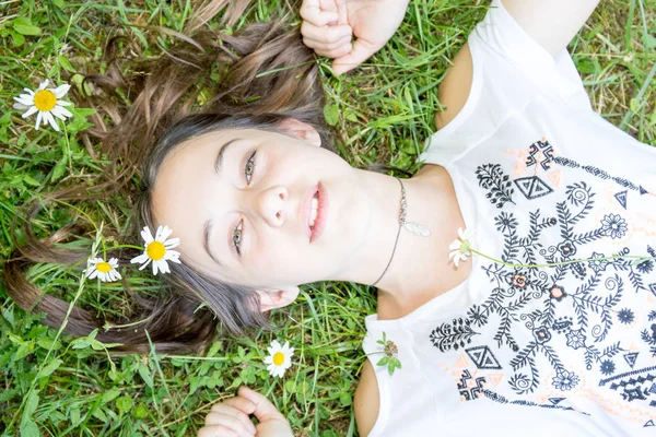 Nyugodt Fiatal Tizenéves Lány Feküdt Virágok Kifeszített Kézzel — Stock Fotó